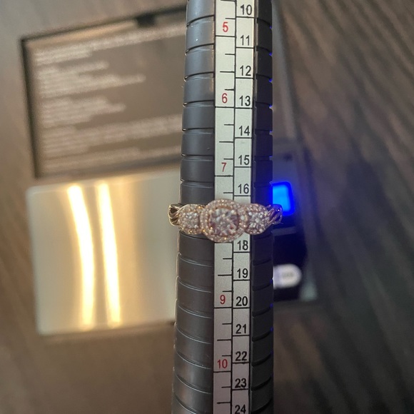 Helzberg 10k Yellow Gold Diamond-.27 tcw Band Fine Three Stone Halo Ring-Sz 7.75 - Picture 6 of 9
